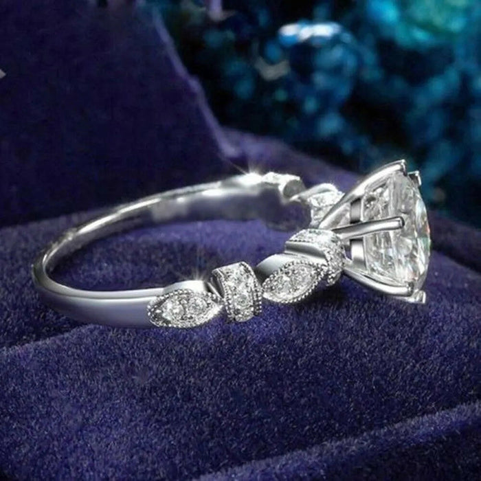 Anillo nupcial clásico de seis garras con micropavé