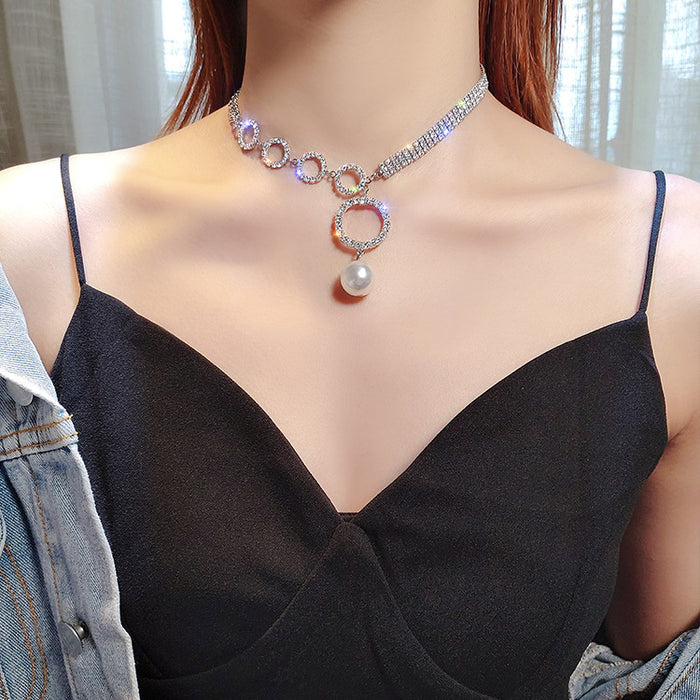 Collar de perlas y diamantes de imitación: gargantilla moderna y de alta gama para mujeres