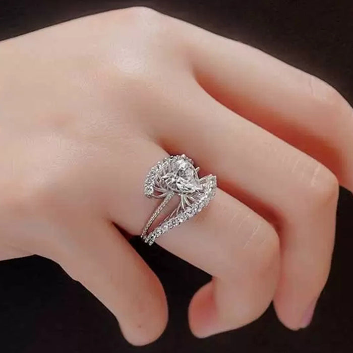 Anillo de compromiso de lujo con circonitas y diamantes en forma de corazón