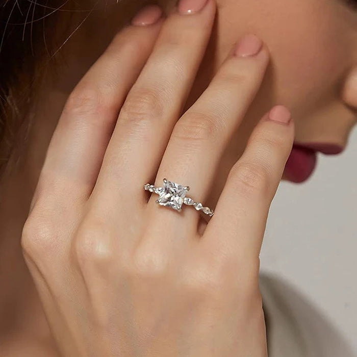 Anillo de compromiso con propuesta de diseño super llamativo de circonita para mujer