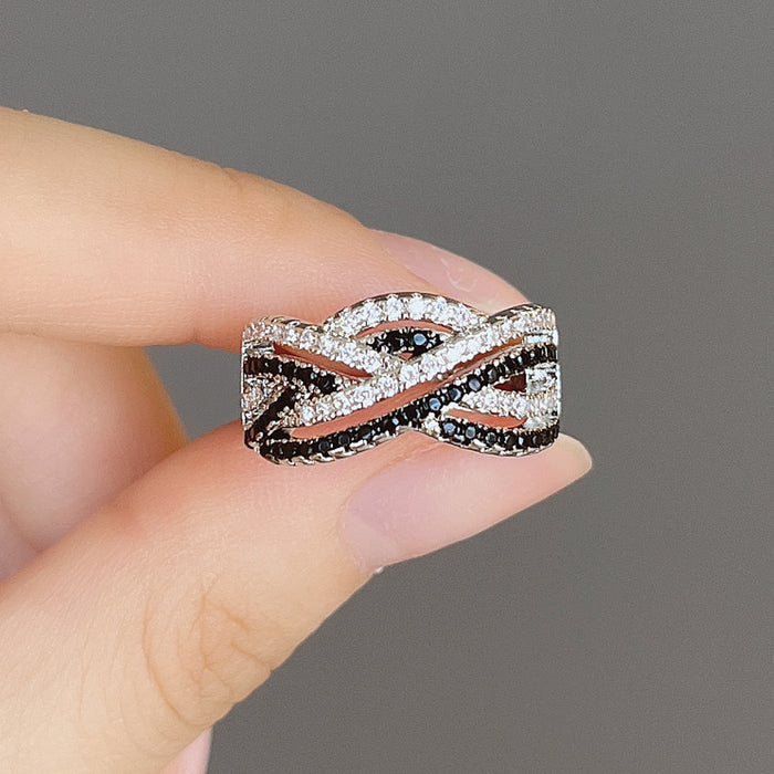 Anillo de diamantes cuadrados con diseño geométrico de alta gama.