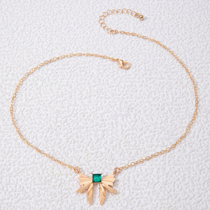 Collar con colgante de flor de esmeralda y cadena de oro: joyería elegante y con estilo para mujer