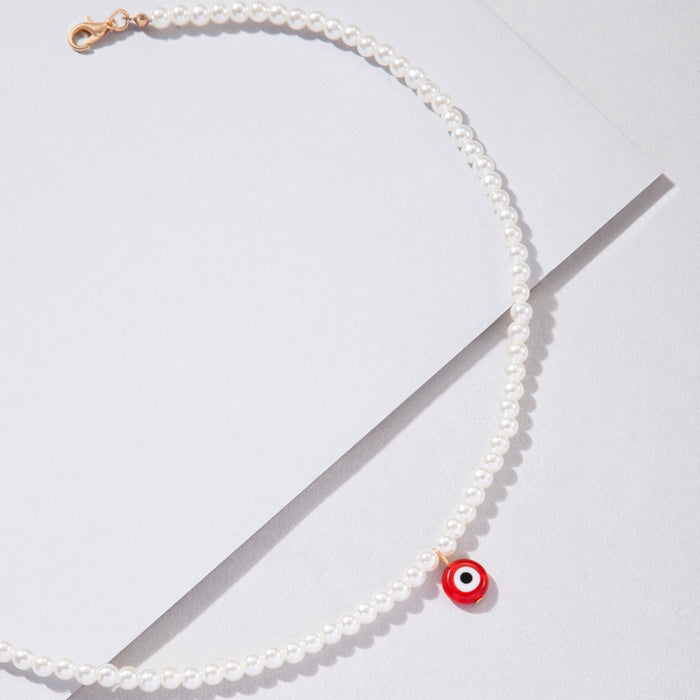 Collar de perlas con colgante de ojo rojo y azul: cadena corta y elegante