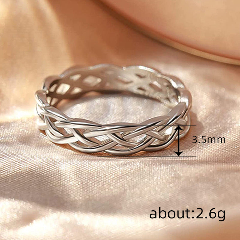 El anillo con forma de corazón de diamantes es lindo y romántico.