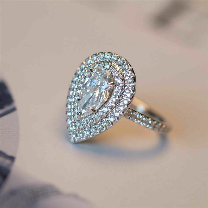 Anillo de circonita en forma de pera con microincrustaciones y diamantes simulados