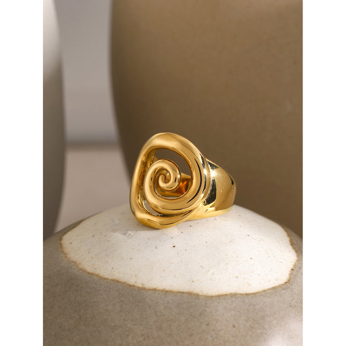 Anillo de acero inoxidable con textura martillada en forma de corazón en oro de 18 quilates: estilo minimalista