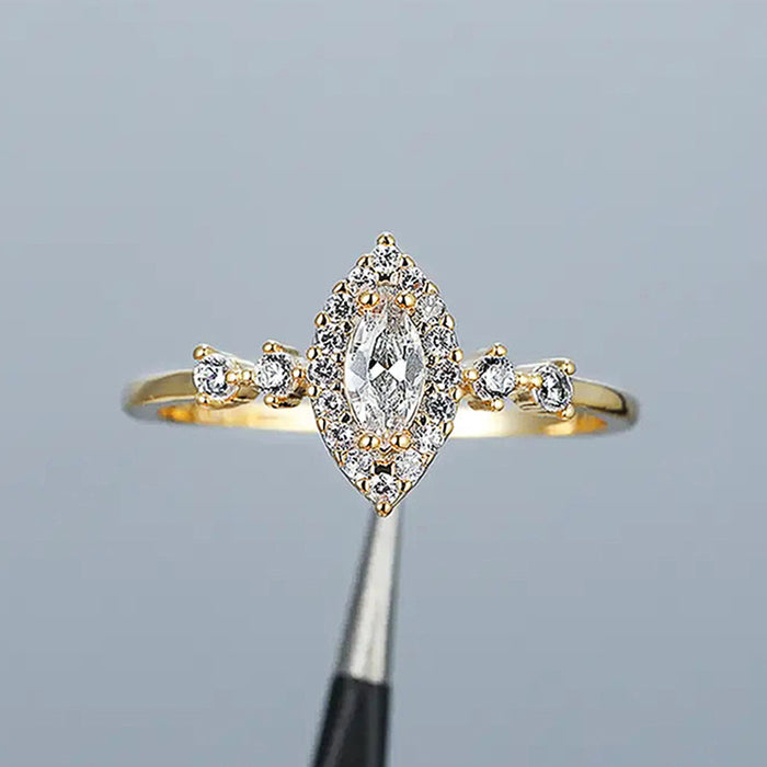 Anillo estilo corte francés con diseño de diamantes.