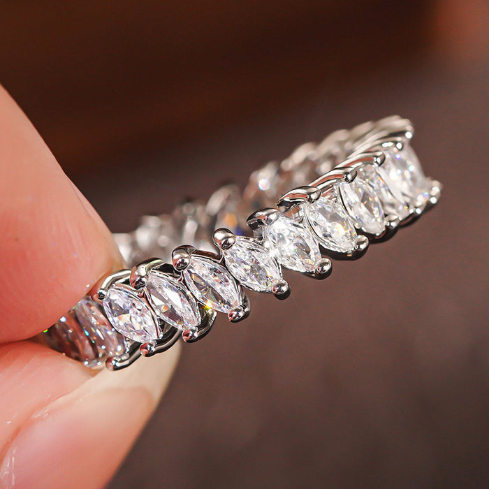 Women's simple commuter ring inlaid with heart-shaped horse eye