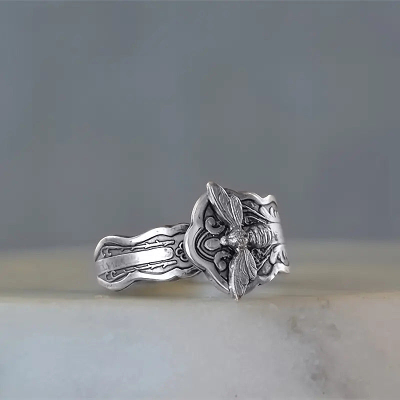 Anillo retro de estilo antiguo con forma de abeja e insecto