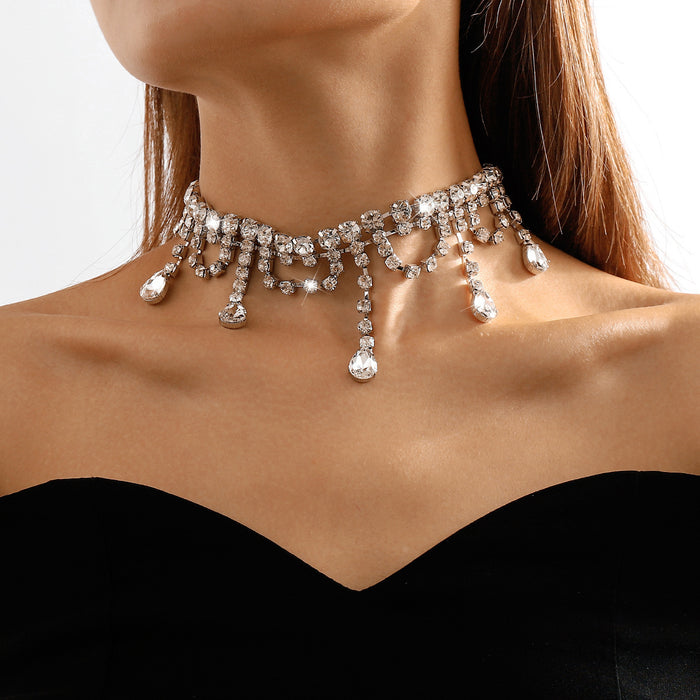 Gargantilla de diamantes de imitación de lujo: collar de alta gama con un diseño moderno y único