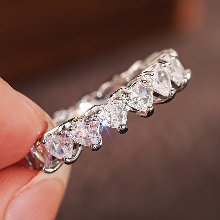 Women's simple commuter ring inlaid with heart-shaped horse eye