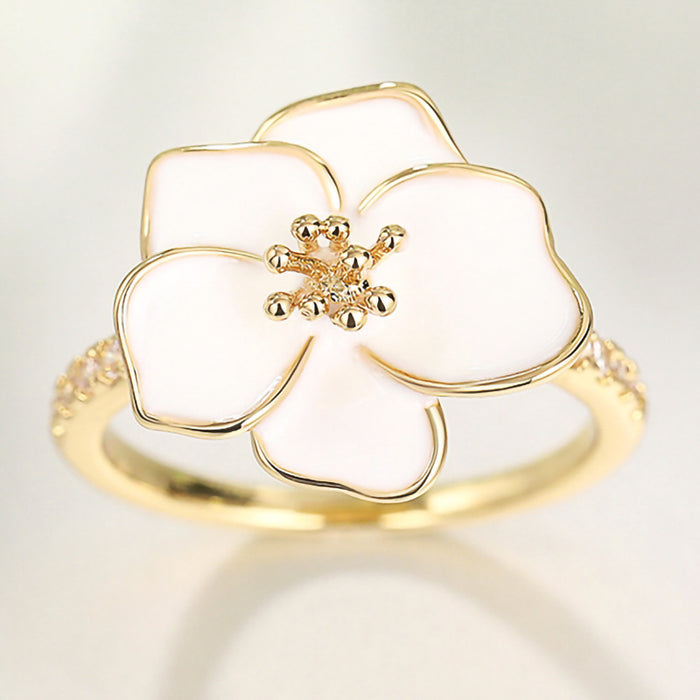 Anillo con flores microincrustadas de camelia