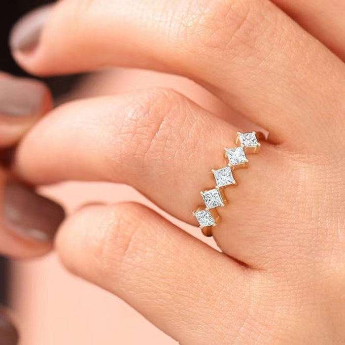 Anillo de diamantes de estilo moderno con diseño de corazón a corazón