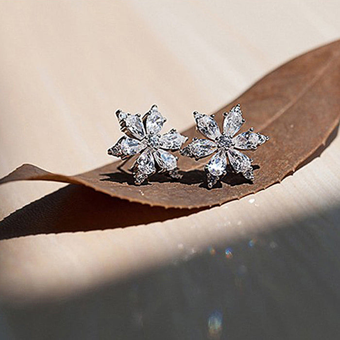 Pendientes de circonita con forma de flor de copo de nieve para mujer Pendientes sencillos y versátiles