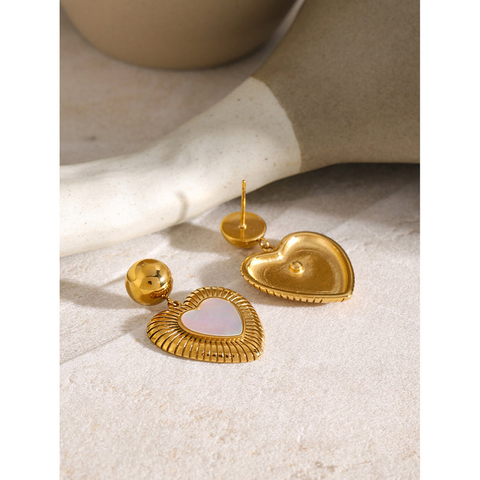 Pendientes de acero inoxidable dorado de 18 quilates con forma de corazón texturizado y concha natural en forma de bola dorada: joyería de acero de titanio de moda