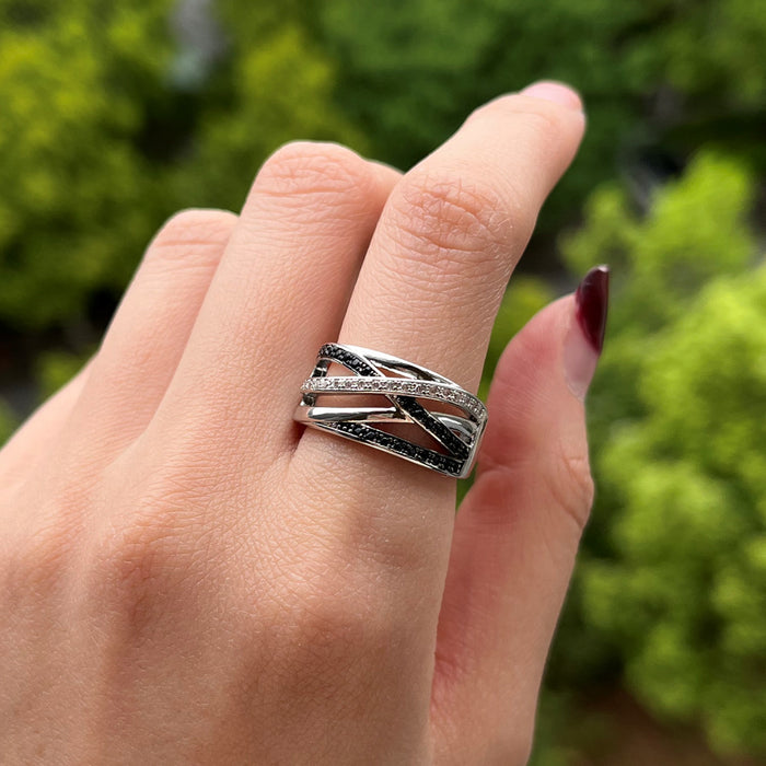 Inlaid with black and white diamond ring, creative geometric lines simple ring