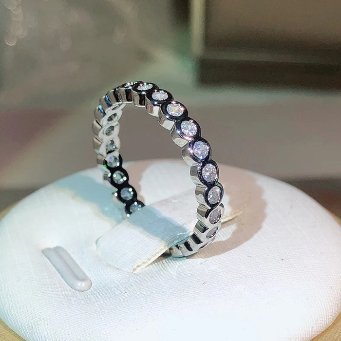 Anillo de propuesta de moissanita de alta gama con ocho corazones y ocho flechas