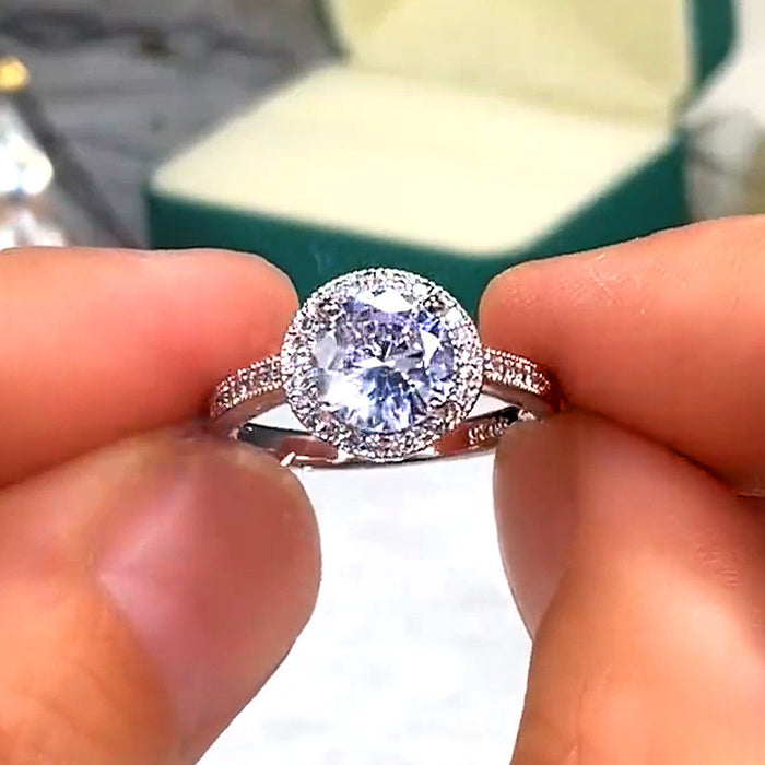 Anillo de platino bañado en cobre con circonitas y simulación de ocho corazones y ocho flechas