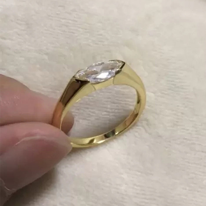 Anillo sencillo de circonitas en forma de marquesa