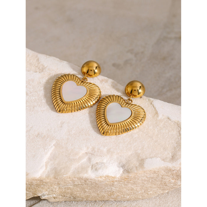 Pendientes de acero inoxidable dorado de 18 quilates con forma de corazón texturizado y concha natural en forma de bola dorada: joyería de acero de titanio de moda