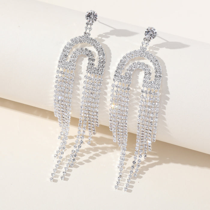 Pendientes grandes con borlas y diamantes de imitación: joyas exageradas para un look atrevido