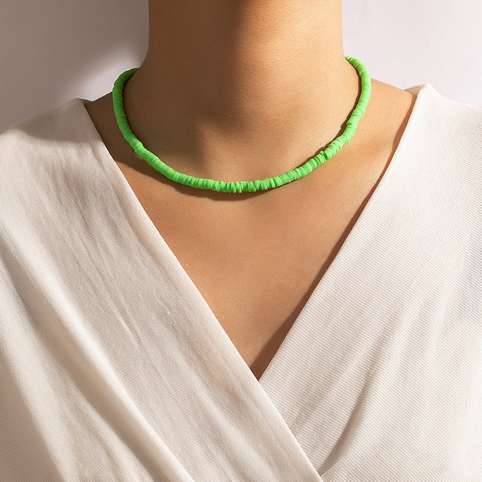 Collar de cuentas de arcilla suave de color verde con cuentas redondas de colores y diseño simple