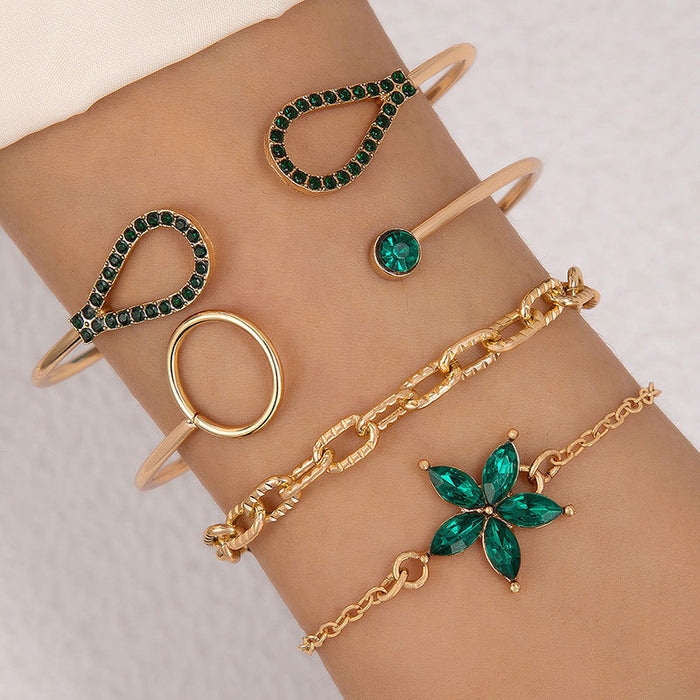 Conjunto de cuatro pulseras de diamantes de imitación con pétalos verdes: cadena gruesa y brazalete abierto