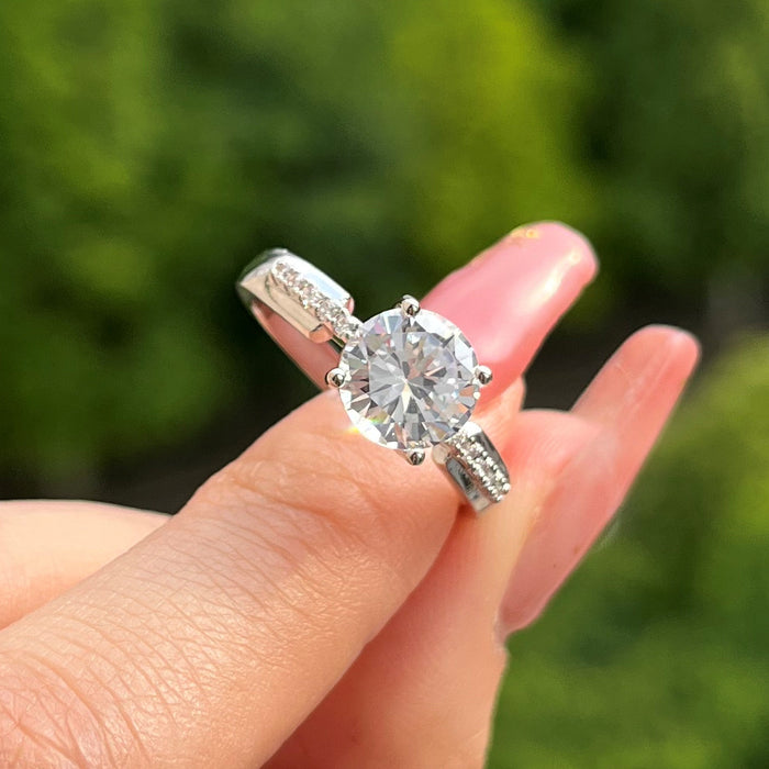 Anillo de compromiso clásico con circonitas de cuatro garras, ocho corazones y ocho flechas