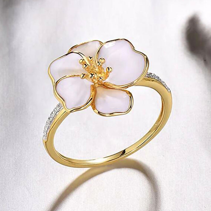 Anillo con flores microincrustadas de camelia