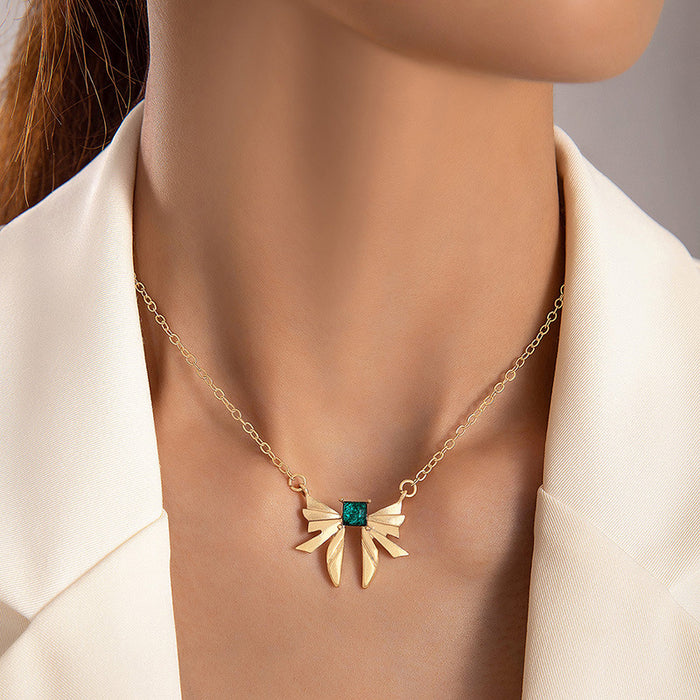 Collar con colgante de flor de esmeralda y cadena de oro: joyería elegante y con estilo para mujer