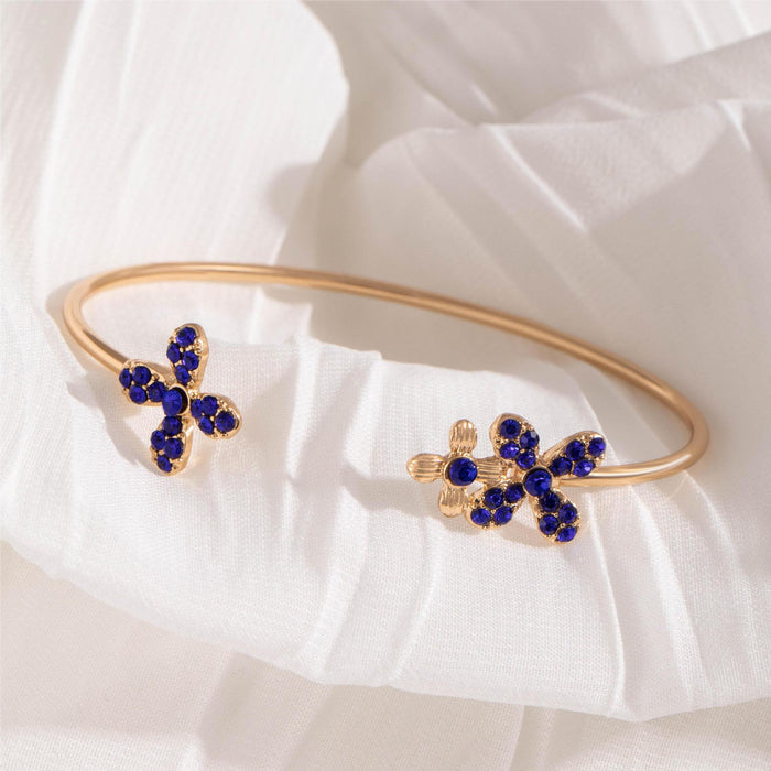 Conjunto de pulseras de flores con diamantes de imitación y dijes de gotas de agua: conjunto de cuatro piezas