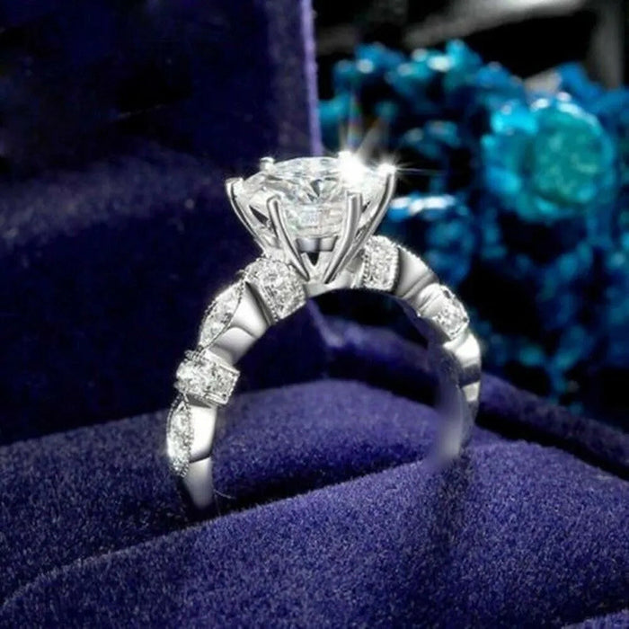 Anillo nupcial clásico de seis garras con micropavé