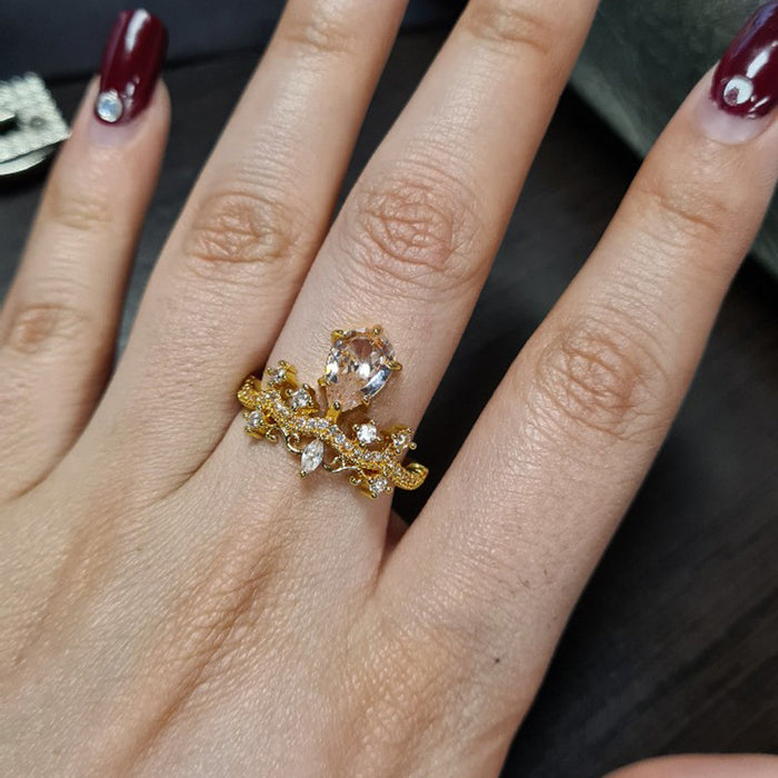 Anillo de compromiso con forma de lágrima y corona de circonita