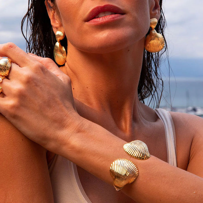 Pulsera abierta con estrellas de mar y conchas: gargantilla de metal de acero inoxidable de alta gama para mujer