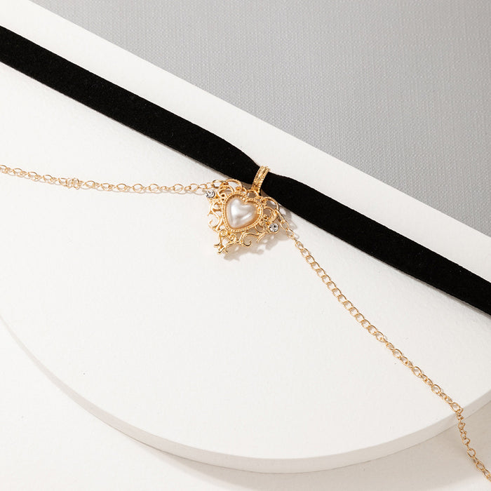 Pearl Heart Hollow Necklace with Diamond-Studded Chain Choker