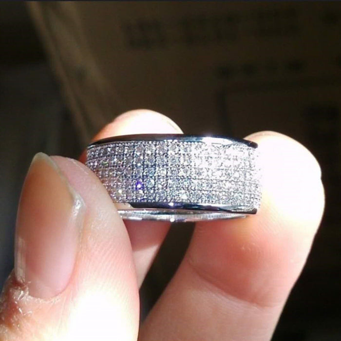 Five-row diamond rings are popular in Europe and America, and are hot-selling jewelry for men and women