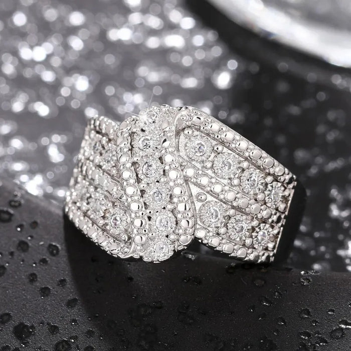 Anillo de brazo oscilante curvo europeo y americano lleno de diamantes, anillo de diseño de lujo ligero