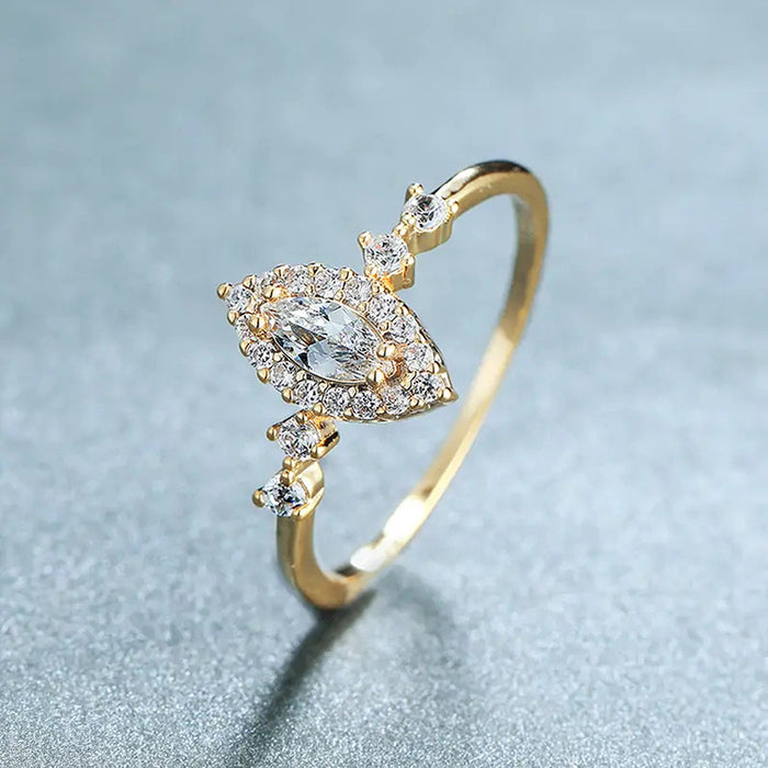 Anillo estilo corte francés con diseño de diamantes.