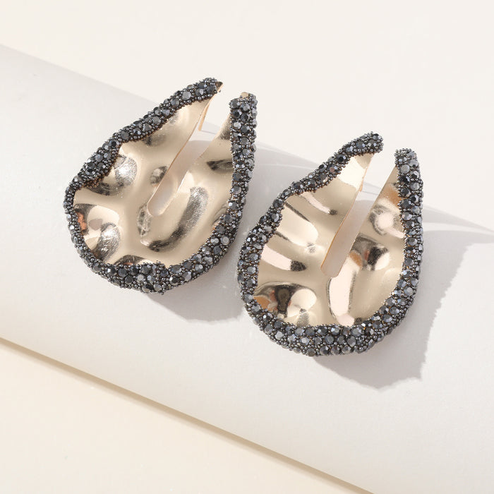 Pendientes geométricos con diamantes de imitación: pendientes asimétricos de moda para un look elegante