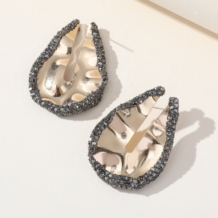 Pendientes geométricos con diamantes de imitación: pendientes asimétricos de moda para un look elegante