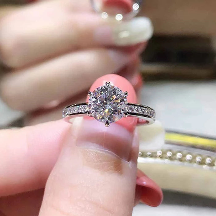 Anillo de compromiso de lujo con diamantes estilo princesa y circonitas brillantes micropavimentadas