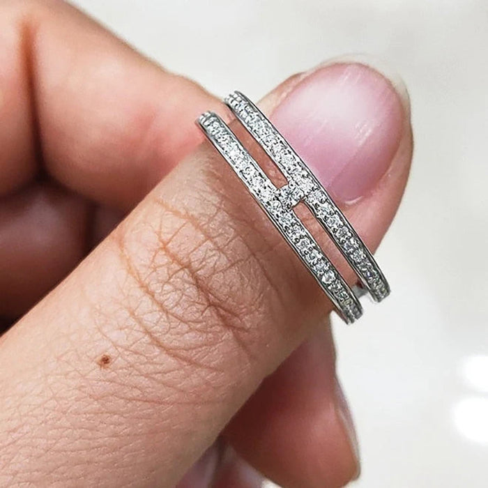 Anillo de pareja con diseño de doble capa y circonitas estrelladas