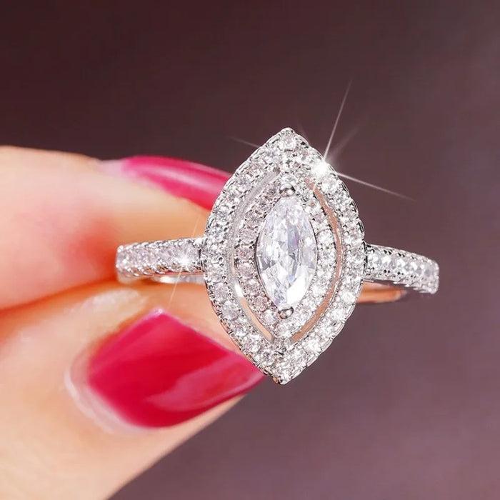 Hollow flower ring atmospheric flower design
