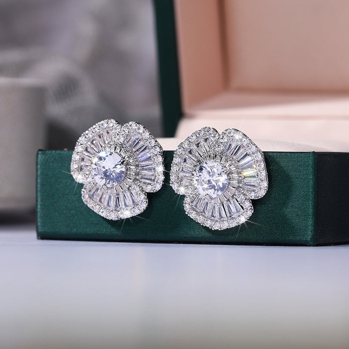 Pendientes de camelia con circonitas y diamantes llenos de flores