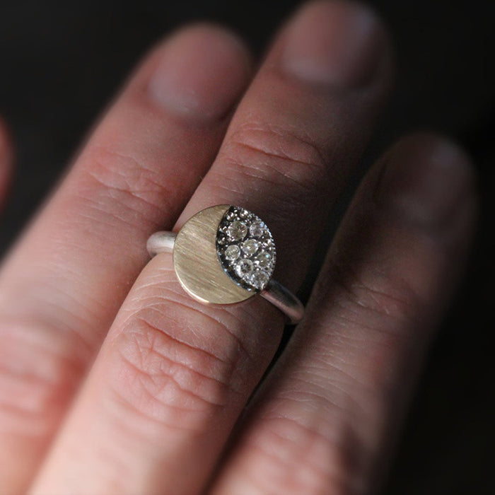 Anillo pequeño de flores frescas japonesas y coreanas.