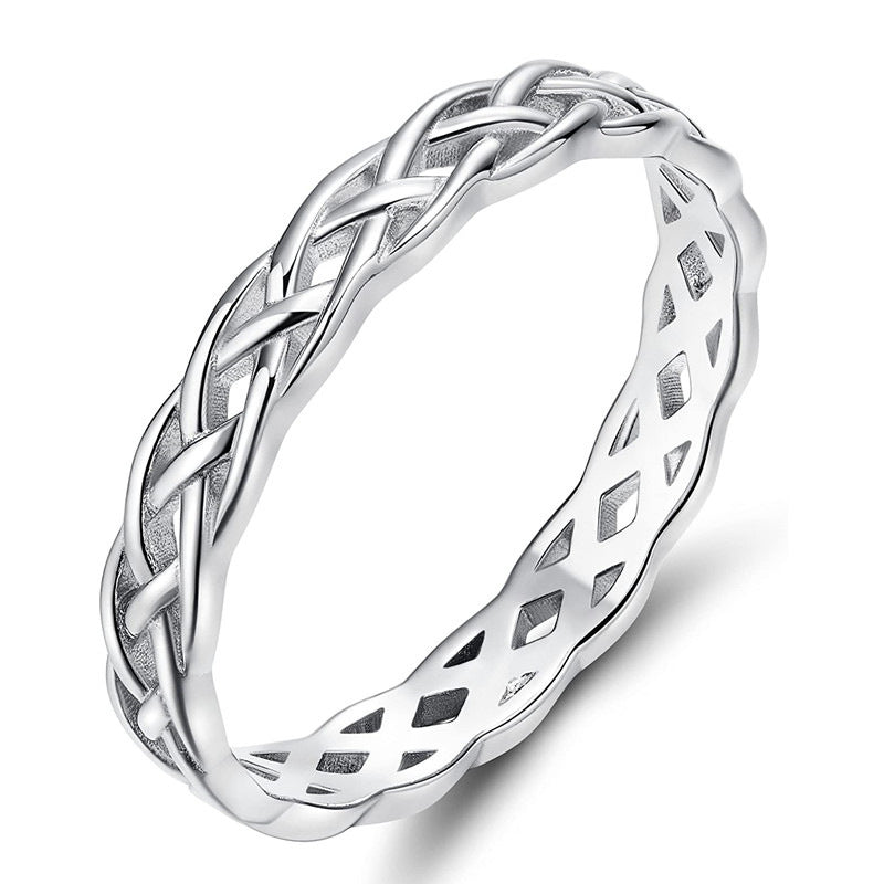 El anillo con forma de corazón de diamantes es lindo y romántico.