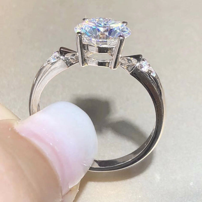 Anillo femenino en forma de corazón bañado en platino Anillo de diamantes en forma de V