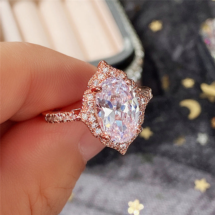 Anillo de compromiso con diamantes redondos y circonitas bañadas en oro rosa para mujer