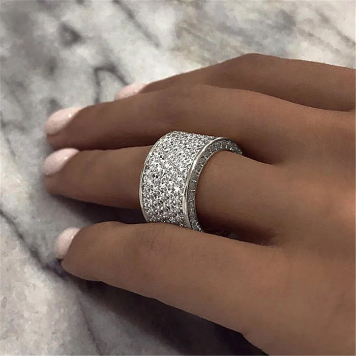 Anillo para hombre y mujer con incrustaciones de circonitas y placa de cobre