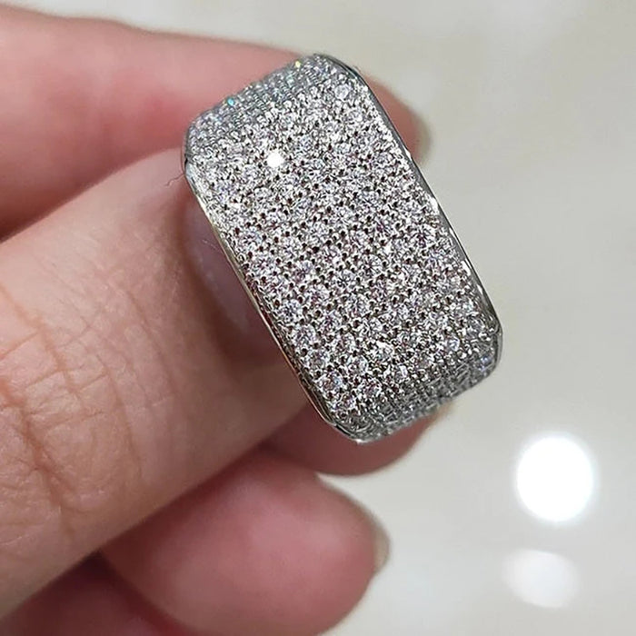 El anillo de dedo índice de montaña es retro y elegante.